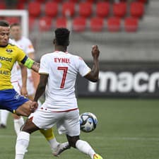 Na snímke zľava Igor Žofčák (Michalovce) a Eynel Soares (AS Trenčín) v zápase 2. kola futbalovej Niké ligy AS Trenčín – MFK Zemplín Michalovce.