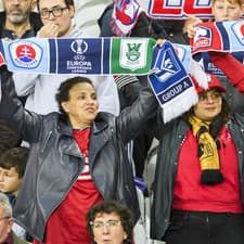 Fanúšikovia povzbudzujú počas zápasu 3. kola A-skupiny Európskej konferenčnej ligy (EKL) OSC Lille - ŠK Slovan Bratislava 
