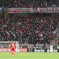 Fanúšikovia Spartaka povzbudzujú počas zápasu 3. kola H-skupiny Európskej konferenčnej ligy (EKL) FC Spartak  Trnava - FC Nordsjaelland v Trnave