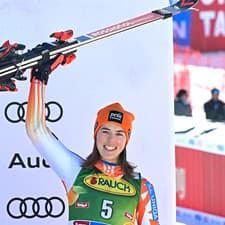 Petra Vlhová sa teší na pódiu z tretieho miesta v obrovskom slalome Svetového pohára v rakúskom Söldene