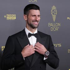 Novak Djokovič pózuje na ocenení Ballon d'Or (Zlatá lopta).