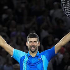 Srbský tenista Novak Djokovič oslavuje po jeho výhre nad Bulharom Grigorom Dimitrovom vo finále dvojhry na tenisovom turnaji ATP Masters 1000 v Paríži.
