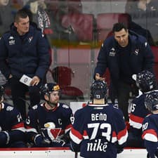 Tréner Vladimír Růžička a lavička HC Slovan Bratislava.