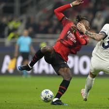 Slovenský hráč PSG Milan Škriniar (vpravo) bojuje o loptu s Rafaelom Leaom z AC Miláno.