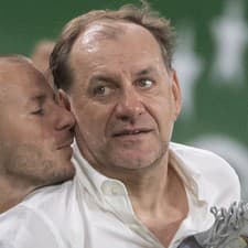 Tréner Slovana Vladimír Weiss st. (vpravo), jeho zverenec a syn Vladimír Weiss ml. sa objímajú.