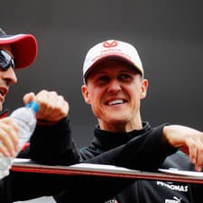 Timo Glock (vľavo) na spoločnej fotografii s Michaelom Schumacherom.