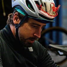 Peter Sagan už nový bicykel testuje na tréningoch.