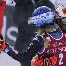 Mikaela Shiffrinová a Petra Vlhová sa objímajú po druhom slalome vo fínskom Levi.