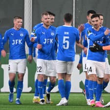 Na snímke hráči KÍ Klaksvík sa radujú z gólu.