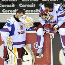 Ruský hokejista Iľja Kovaľčuk (vpravo) ohlásil svoj hokejový návrat