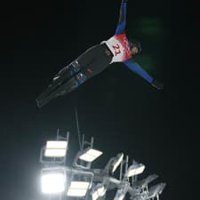 Akrobatický lyžiar a skokan Maxim Gustik je mŕtvy. Zrazilo ho auto.
