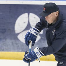 Na snímke tréner slovenskej hokejovej reprezentácie Craig Ramsay počas tréningu na reprezentačnom zraze v Bratislave.
