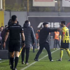 Šialené scény v zápase medzi Istanbulsporom a Trabzonsporom.