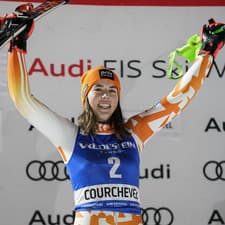 Slovenská lyžiarka Petra Vlhová oslavuje na pódiu po jej víťazstve 2. kola slalomu Svetového pohára v alpskom lyžovaní vo francúzskom stredisku Courchevel.