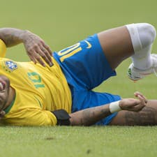 Najznámejší futbalový simulant Brazílčan Neymar by zrejme často dostal dve minúty...