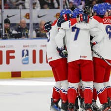 Českí hokejisti sa tešia po strelení druhého gólu.