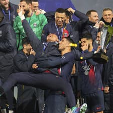 Na snímke v pozadí piaty zľava hore slovenský futbalista Paríža St. Germain Milan Škriniar.