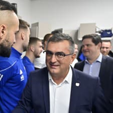 Na snímke vpravo prezident klubu FC Košice Dušan Trnka sa víta s hráčmi.