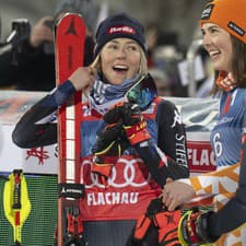 Petra Vlhová (uprostred), Američanka Mikaela Shiffrinová (vľavo) a Švédka Sara Hectorová reagujú v cieli.