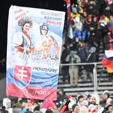 Slovenskí fanúšikovia zobrazili na transparente Peťu ako súcu devu na výdaj.
