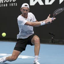 Slovenský tenista Lukáš Klein odvracia loptičku Nemcovi Alexandrovi Zverevovi.