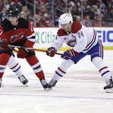 Slovenský obranca Šimon Nemec (17) z New Jersey Devils a hráči Montrealu Canadiens Juraj Slafkovský (vľavo).