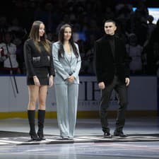 Slávnostná chvíľa vyvrcholila symbolickým vhadzovaním, o ktoré sa postarala manželka Majka s deťmi Lucasom a Zarkou.