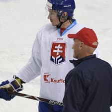 Samuel Buček počas reprezentačného tréningu s trénerom Ramsaym.