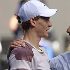 Novak Djokovič (vpravo) gratuluje k víťazstvu Talianovi Jannikovi Sinnerovi po semifinále dvojhry na grandslamovom turnaji Australian Open.