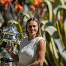 Arina Sobolenková pózuje s trofejou, po tom, čo obhájila titul v ženskej dvojhre na Australian Open. 