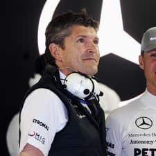 Bývalý výkonný riaditeľ Mercedesu Nick Fry (vľavo) a pilot F1 Michael Schumacher.