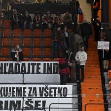 Na snímke prázdny sektor fanklubu Michaloviec s transparentom na protest proti odvolaniu trénera Petra Kúdelku v dohrávke 33. kola Tipos extraligy HK Dukla Ingema Michalovce – HC Košice. 