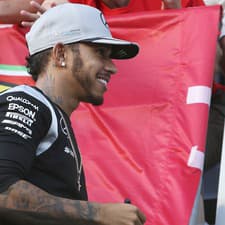Lewis Hamilton šokujúco prestúpil z Mercedesu k veľkému rivalovi z Ferrari. 
