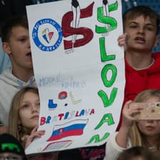 Mladí školáci si hokejový zápas na Slovane užívali.