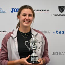 Na snímke tenistka Renáta Jamrichová s víťaznou trofejou.