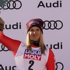 Švajčiarska lyžiarka Joana Hählenová preteká aj s roztrhnutým predným krížnym väzom a dokonca v oboch kolenách.