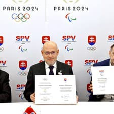 Veľvyslanec Francúzska na Slovensku Pascal Le Deunff dozeral na to, aby sa prezident SOŠV Anton Siekel a predseda SPV Ján Riapoš správne podpísali.
