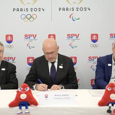 Na snímke zľava veľvyslanec Francúzska na Slovensku Pascal Le Deunff, prezident SOV Anton Siekel a predseda SPV Ján Riapoš počas slávnostného podpisu prihlášok Slovenska na OH a PH 2024.