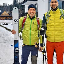 Spoločnosť na lyžiach mu robí parťák Lackovič (vľavo).