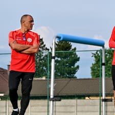 Na snímke zľava tréner slovenskej futbalovej reprezentácie Francesco Calzona a tímový manažér Marek Hamšík.