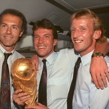 Vo veku 63 rokov zomrel bývalý nemecký futbalový reprezentant Andreas Brehme (vpravo).