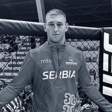 Srbský MMA zápasník Stefan Savič podľahol zraneniam v nemocnici.
