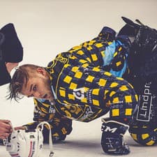 Dánsky hokejista Christian Wejse si vlastnou prilbou odsekol kus z nosa.