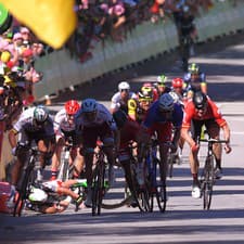 Sporný moment z Tour de France 2017, po ktorom Sagana vylúčili a Cavendish skončil so zranením.
