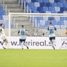 Na snímke gól, vľavo ho strieľa René Paraj (Podbrezová), sprava Slovanisti Milan Borjan, Jaba Kankava, Lukáš Pauschek a Juraj Kucka v zápase.