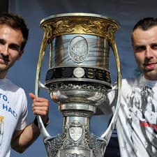 Obranca Tomáš Starosta (vpravo) vyhral v roku 2011 Gagarinov pohár spoločne so zosnulým útočníkom Koľcovom.