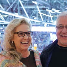 Hokejová legenda Vinco Lukáč prišla podporiť so svojou priateľkou Natáliou Košice aj do Bratislavy.