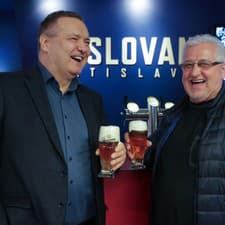 Hokejové ikony Dárius Rusnák a Vinco Lukáč debatovali pri pivku.