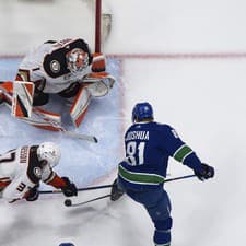 Hokejista Vancouveru Canucks Dakota Joshua (81) strieľa gól.