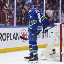 Hokejista Vancouveru Canucks Dakota Joshua sa teší po strelení gólu.